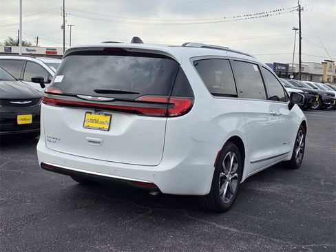 New 2026 Chrysler Pacifica Pinnacle image 3