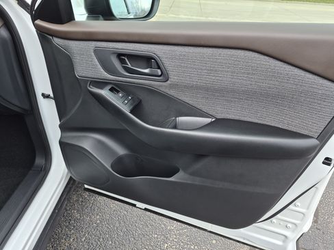 Used 2023 Nissan Rogue S AWD/4WD image 16