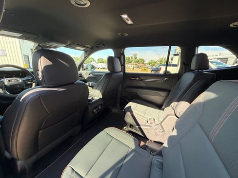 New 2026 GMC Acadia AT4 w/ Luxury Package AWD/4WD image 5