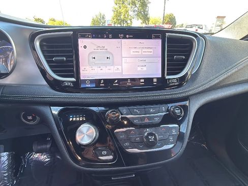Used 2023 Chrysler Pacifica Touring FWD image 24