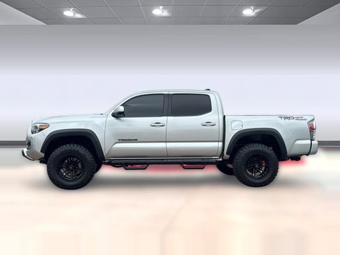 Used 2022 Toyota Tacoma TRD Off-Road w/ Technology Package RWD image 2