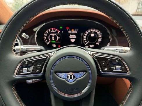 Used 2025 Bentley Flying Spur Plug-In Hybrid image 23