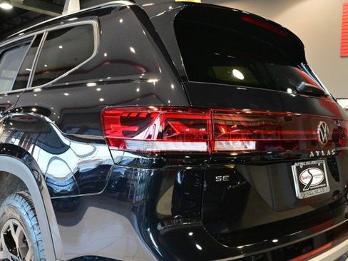 Used 2024 Volkswagen Atlas Peak Edition SE image 12