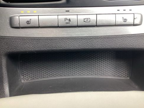 Used 2023 Kia Carnival LX image 32