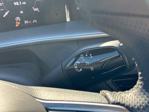 Used 2025 Volkswagen Tiguan SE R-Line image 15