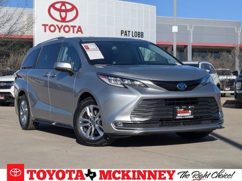Used 2023 Toyota Sienna Limited image 1