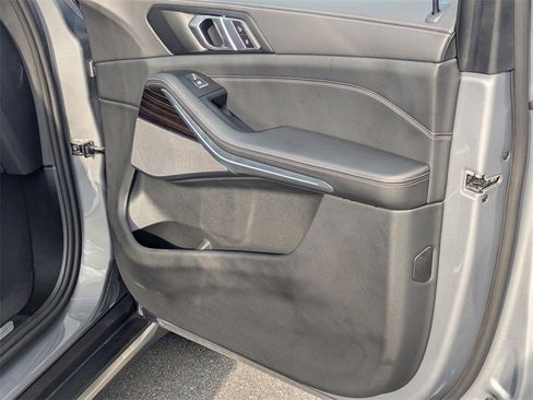 Used 2025 BMW X5 xDrive40i w/ Premium Package image 13