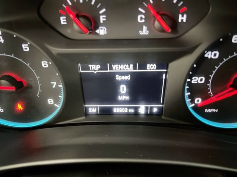 Used 2018 Chevrolet Equinox LT FWD image 12