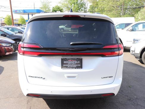 Used 2025 Chrysler Pacifica Limited FWD image 4
