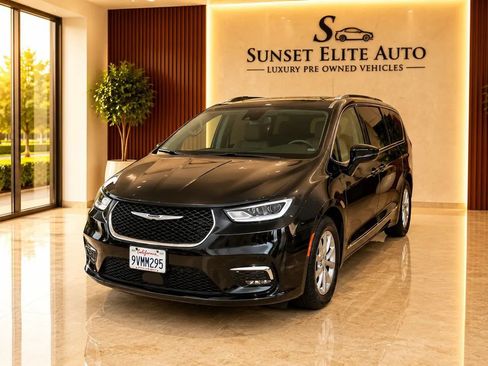 Used 2026 Chrysler Pacifica Limited FWD image 1