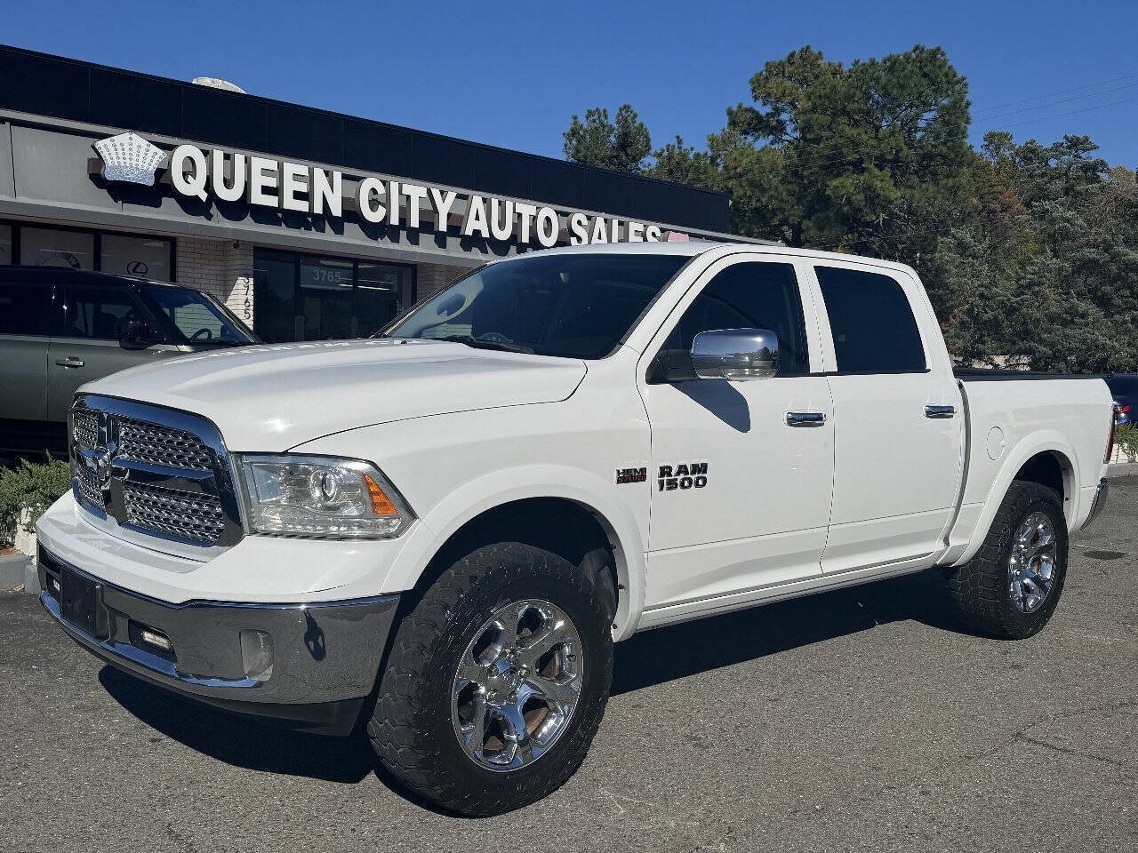 Used 2017 RAM 1500 Laramie AWD/4WD image 1