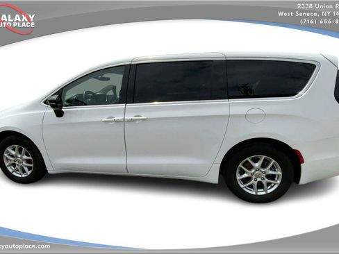 Used 2024 Chrysler Pacifica Touring-L FWD image 8