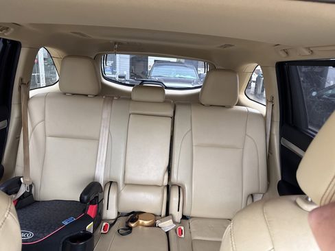 Used 2019 Toyota Highlander XLE image 18