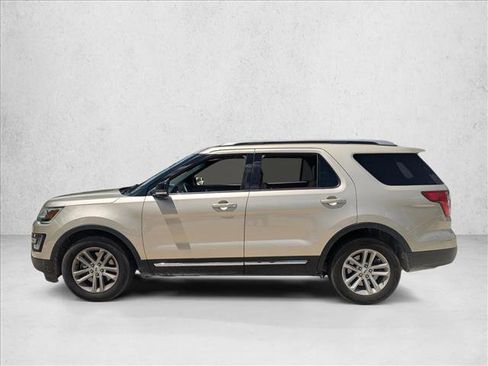 Used 2017 Ford Explorer XLT w/ Equipment Group 201A FWD image 7