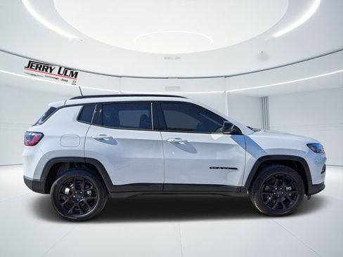 New 2026 Jeep Compass Latitude image 2