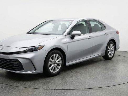 Used 2025 Toyota Camry LE image 3
