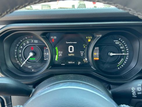 Used 2025 Jeep Wrangler Unlimited Sahara AWD/4WD image 24