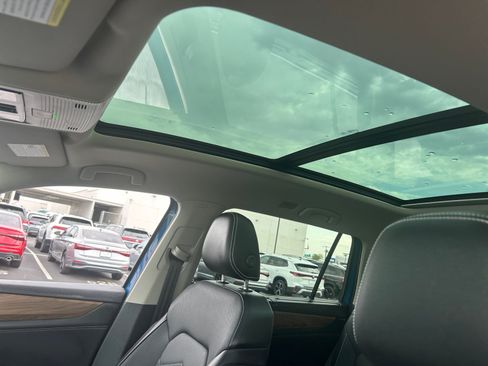 Used 2025 Volkswagen Atlas SE w/ Panoramic Sunroof Package FWD image 32
