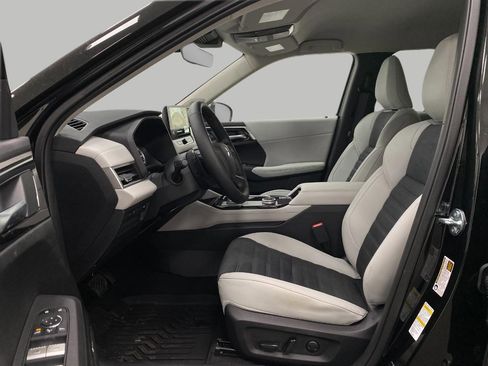 New 2026 Mitsubishi Outlander SE image 32