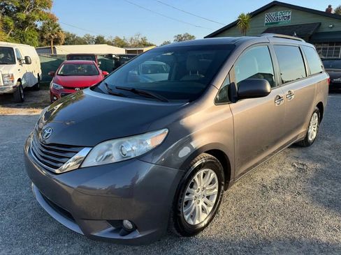 Used 2016 Toyota Sienna XLE image 2