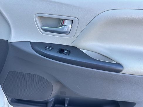 Used 2017 Toyota Sienna LE image 18
