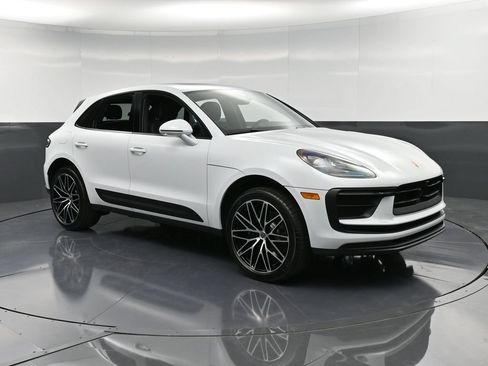 Certified 2026 Porsche Macan AWD/4WD image 10