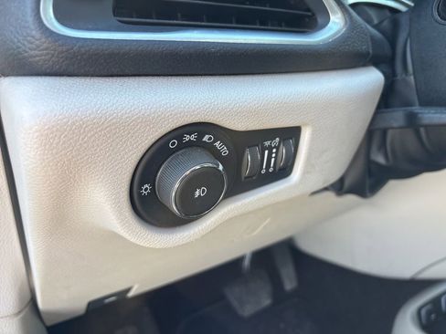 Used 2017 Chrysler Pacifica Limited w/ Tire & Wheel Group image 20