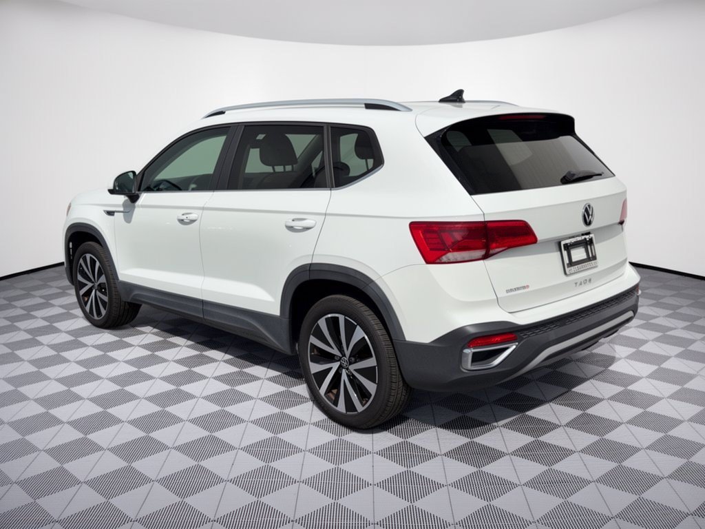 Used 2022 Volkswagen Taos SE w/ Panoramic Sunroof Package FWD image 3