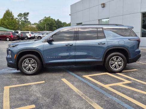 Used 2025 Chevrolet Traverse LT w/ Driver Confidence Package FWD image 5