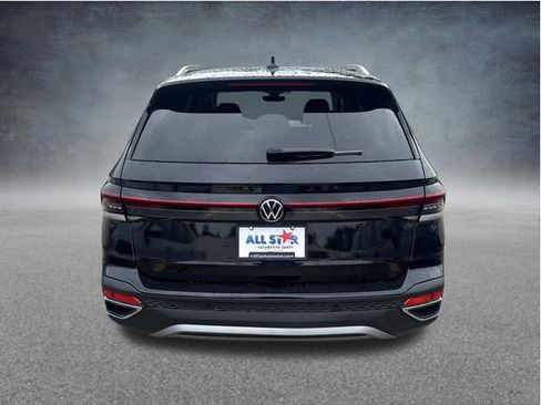 Used 2025 Volkswagen Taos SE FWD image 8