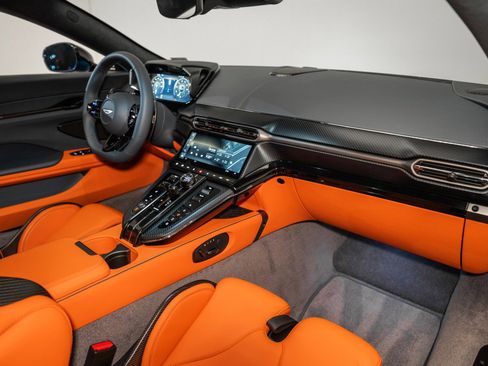 Used 2025 Aston Martin V8 Vantage Coupe image 16