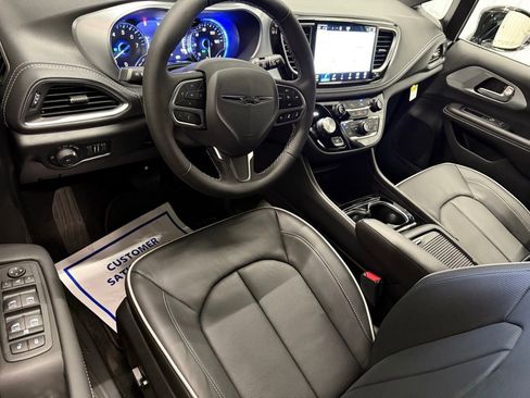 New 2026 Chrysler Pacifica Limited image 18