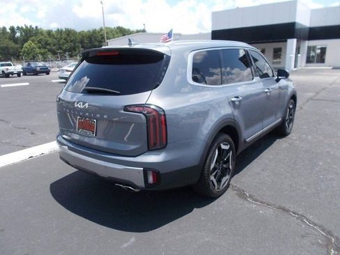 Used 2023 Kia Telluride EX w/ EX Captain's Chair Package image 3