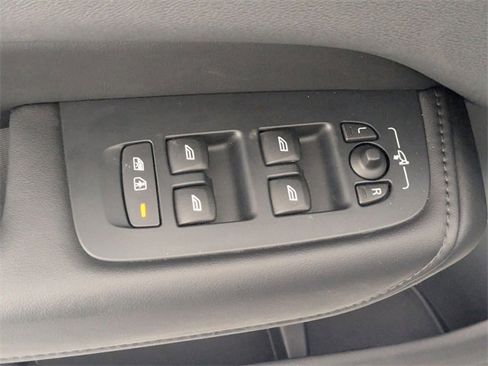 Used 2025 Volvo XC60 B5 Plus image 12