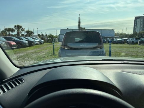 Used 2025 Kia Soul LX w/ LX Technology Package FWD image 33