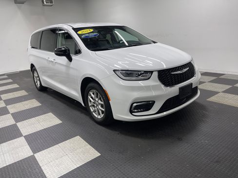 Used 2024 Chrysler Pacifica Touring-L image 6