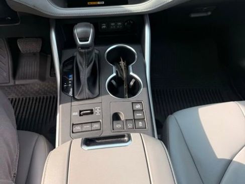 Used 2023 Toyota Highlander XLE image 17