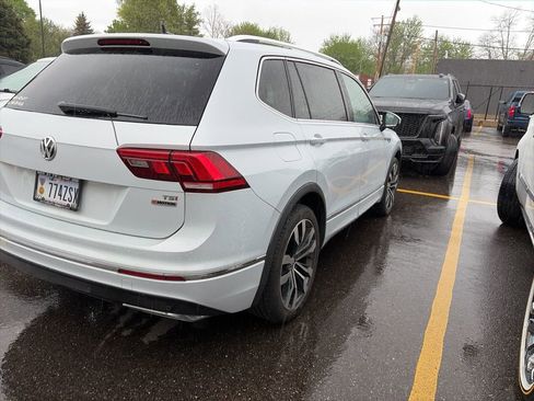 Used 2018 Volkswagen Tiguan SEL Premium w/ R-Line Package image 4