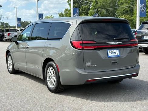 Used 2025 Chrysler Pacifica Select FWD image 2