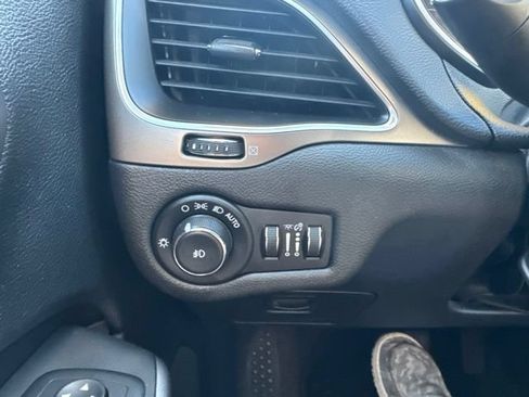 Used 2019 Jeep Cherokee Latitude Plus w/ Cold Weather Group AWD/4WD image 23
