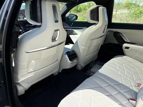 Used 2025 BMW 760i xDrive w/ Luxury Rear Seating Package image 20