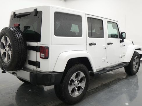 Used 2017 Jeep Wrangler Unlimited Sahara w/ Connectivity Group AWD/4WD image 9