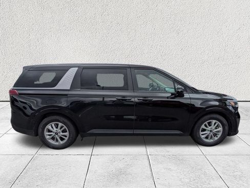 Used 2024 Kia Carnival LX FWD image 2
