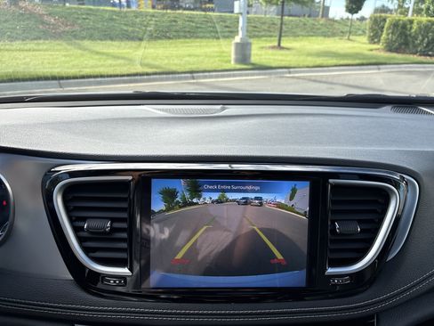 Certified 2025 Chrysler Pacifica Limited FWD image 30