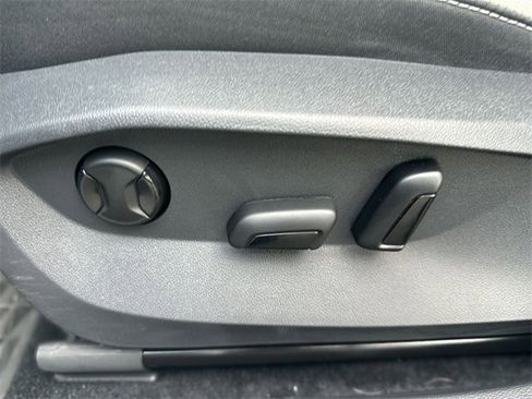 Used 2025 Volkswagen Taos SE image 13