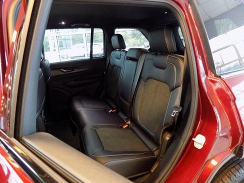 New 2025 Jeep Grand Cherokee Altitude image 20