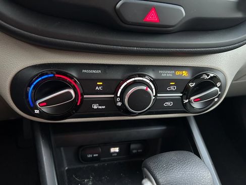 Used 2025 Kia Soul LX w/ LX Technology Package FWD image 26