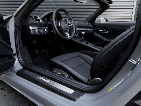 Used 2025 Porsche 718 Boxster image 4