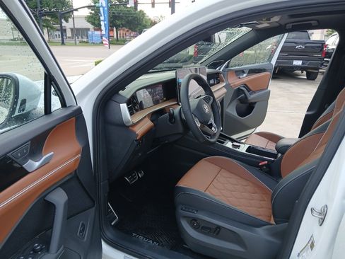 New 2026 Volkswagen Tiguan SEL R-Line AWD/4WD image 11