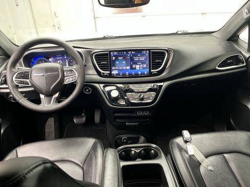 Used 2025 Chrysler Pacifica Select image 4